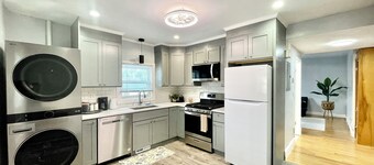 Charming 3-Beds In 2-bedrooms Apartment Near Quincy Adams