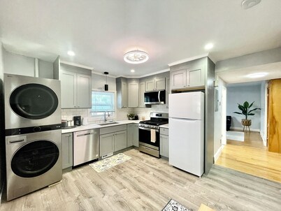 Charming 3-Beds In 2-bedrooms Apartment Near Quincy Adams