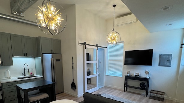 1 bedroom, iron/ironing board, WiFi - The Speakeasy Studio (Lakeview)