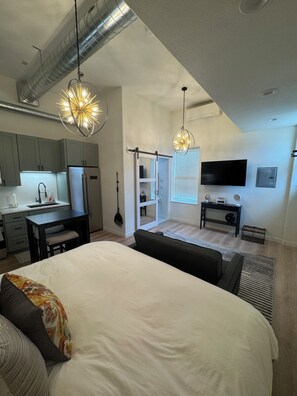 1 bedroom, iron/ironing board, WiFi, wheelchair access - The Speakeasy Studio (Lakeview)