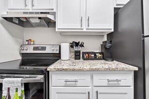 冷蔵庫、電子レンジ、オーブン、コンロ