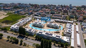 Oversigtsbillede af et boligområde med et swimmingpoolkompleks omgivet af lejlighedskomplekser.