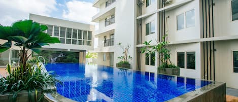 Una piscina al aire libre