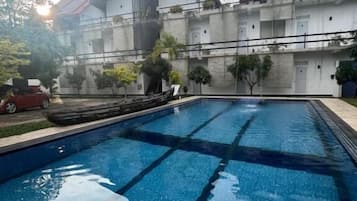 2 室外游泳池,日光浴躺椅
