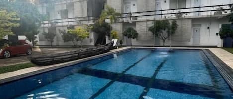 2 AuĂenpools, LiegestĂŒhle