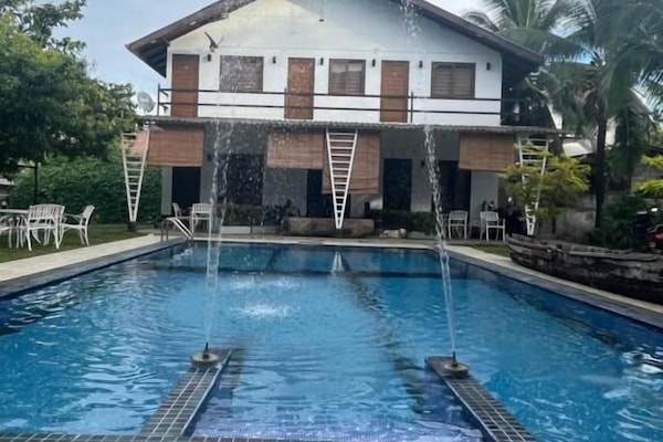 2 outdoor pools, pool loungers