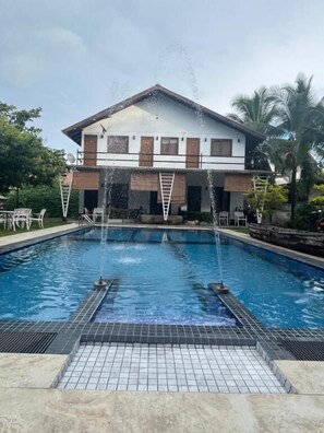 2 outdoor pools, pool loungers