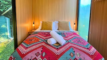 1 bedroom, bed sheets