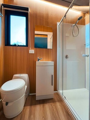 Douche, sèche-cheveux, serviettes fournies