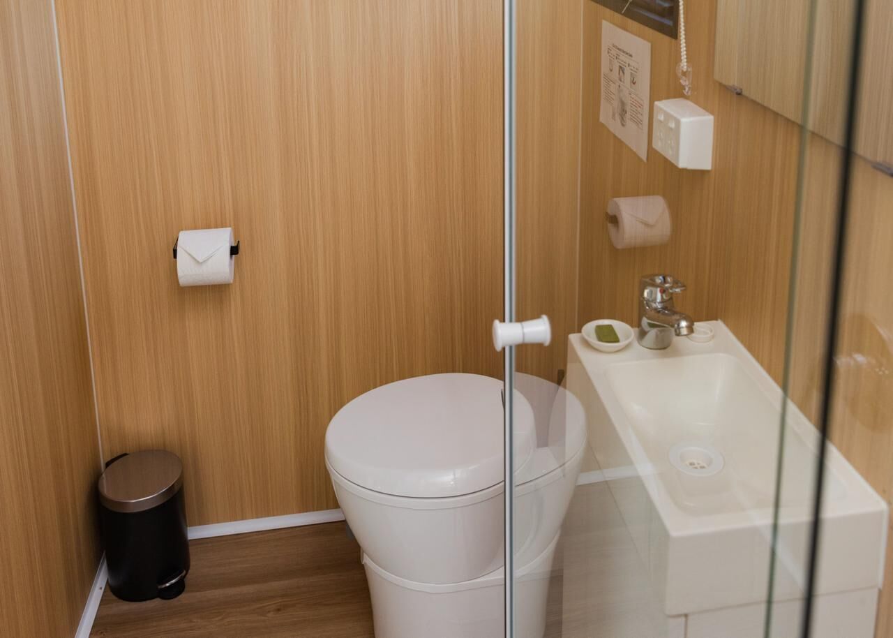 Douche, séchoir à cheveux, serviettes fournies