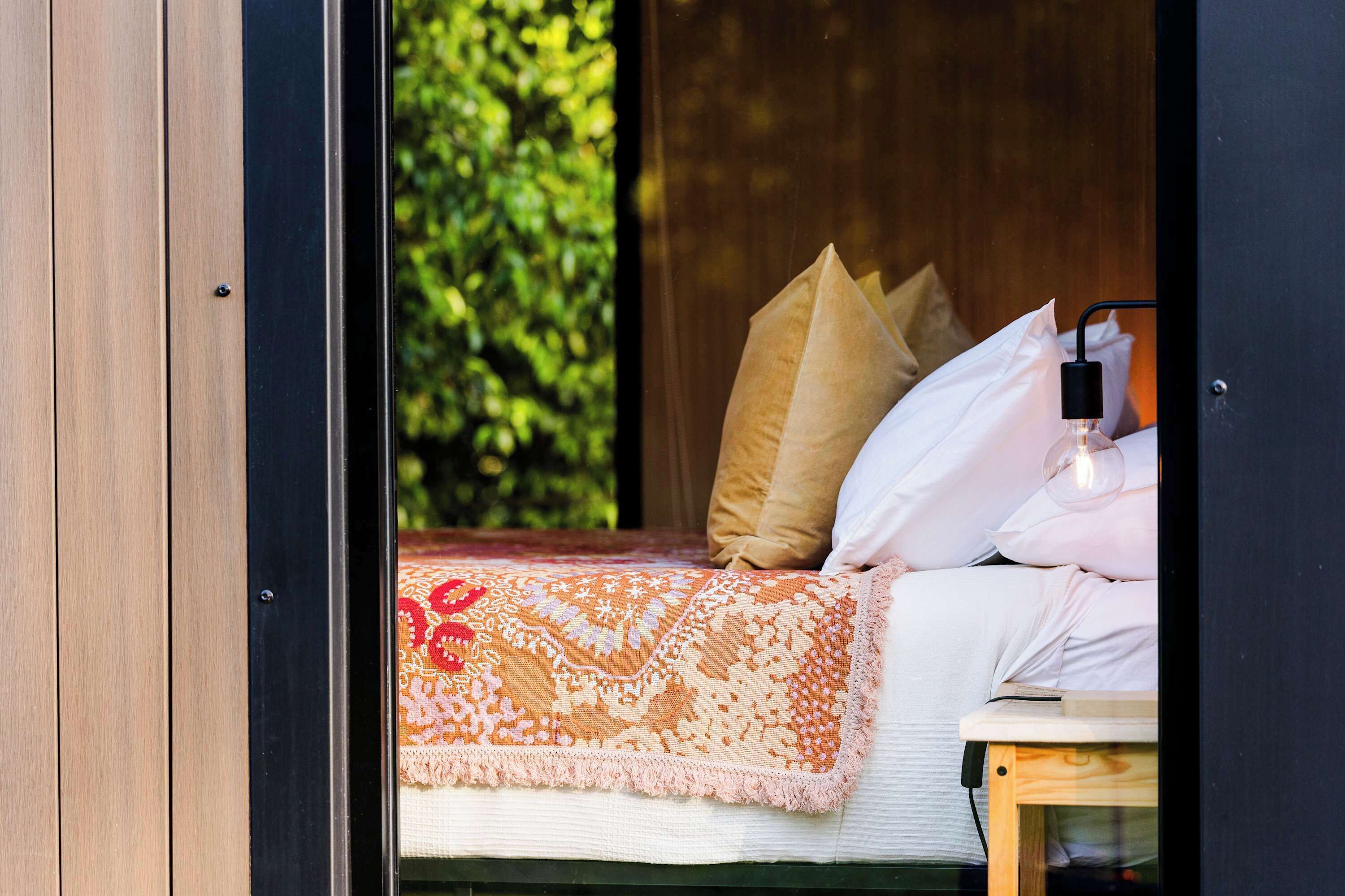 1 bedroom, bed sheets