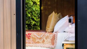 1 bedroom, bed sheets