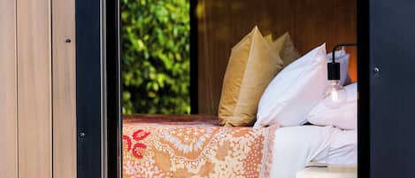 1 bedroom, bed sheets