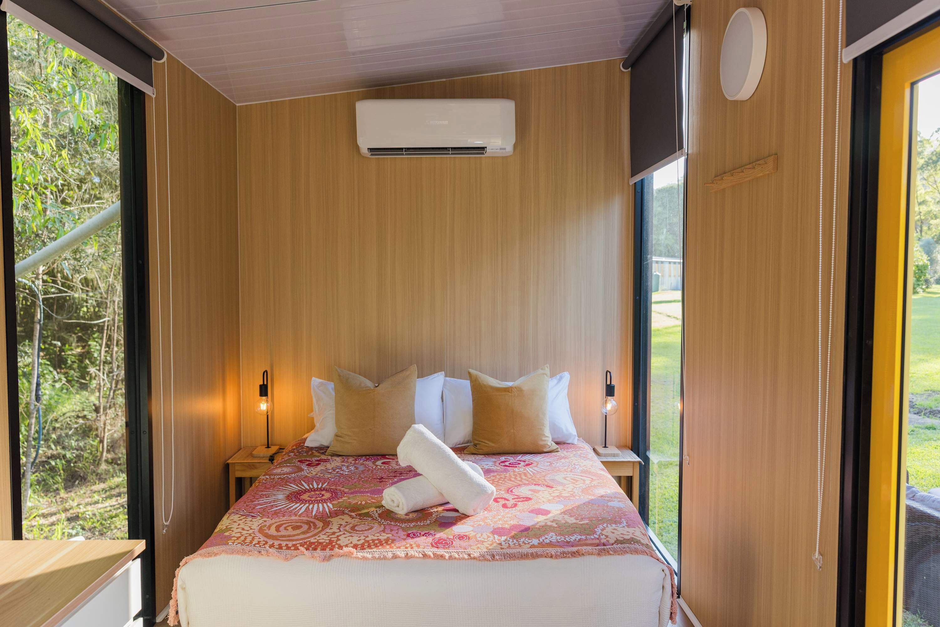 1 bedroom, bed sheets