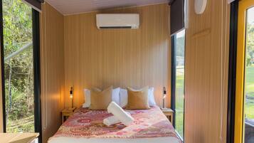 1 bedroom, bed sheets