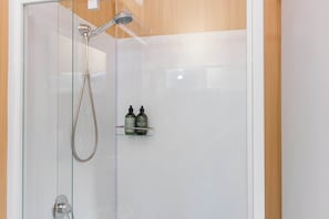Chuveiro, secador de cabelo, toalhas de banho 