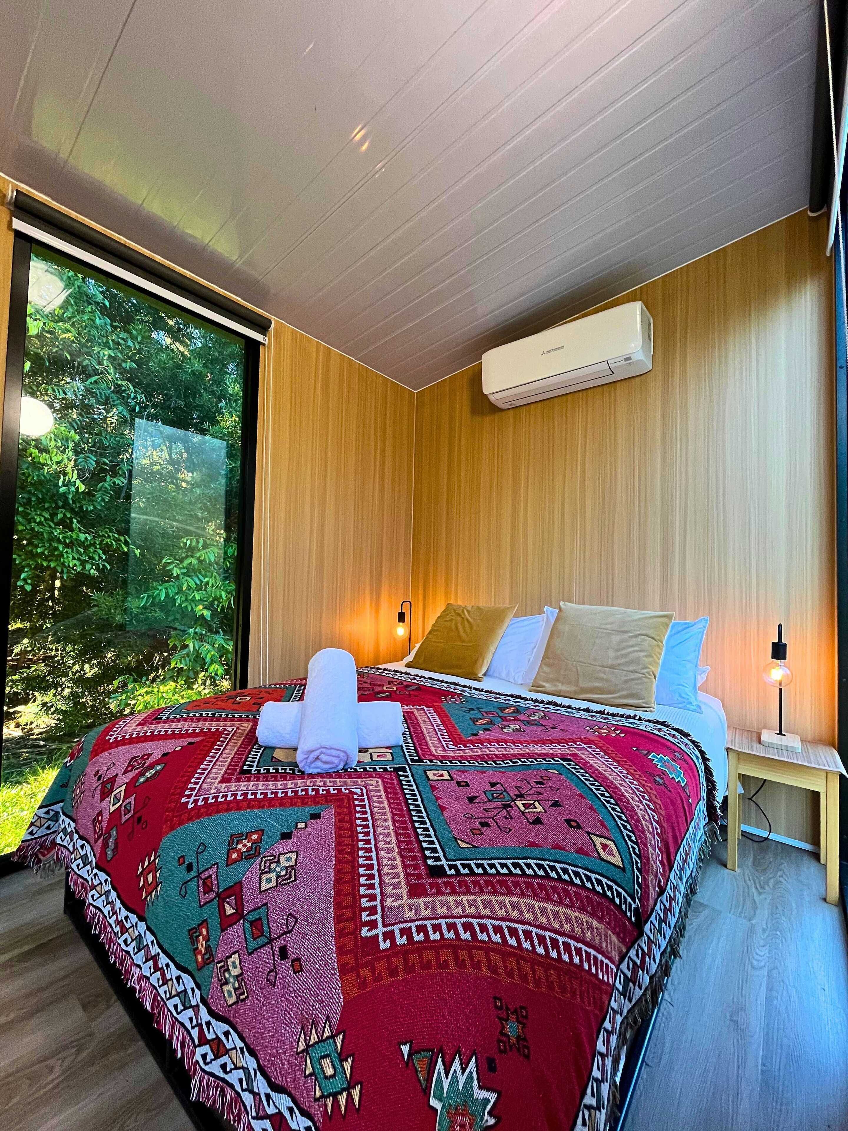 1 bedroom, bed sheets