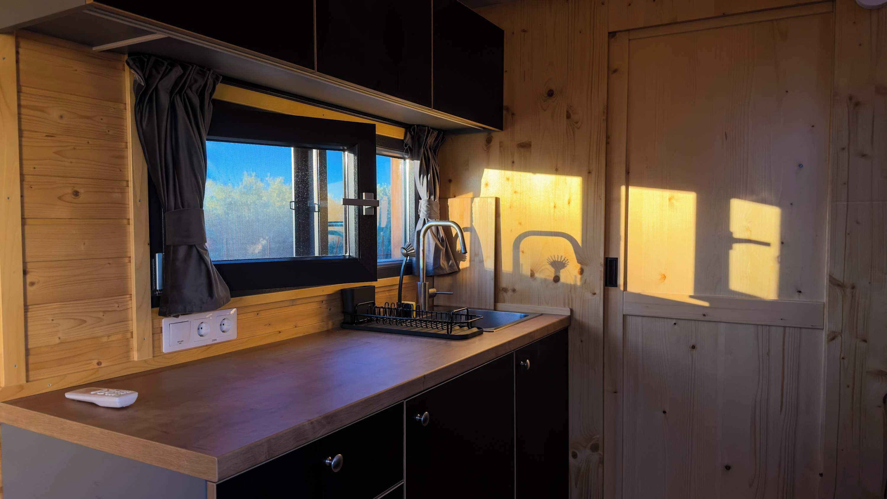 Réfrigérateur, plaque de cuisson, cafetière/bouilloire