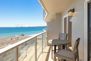 Un balcon avec vue sur la plage et l’océan.
