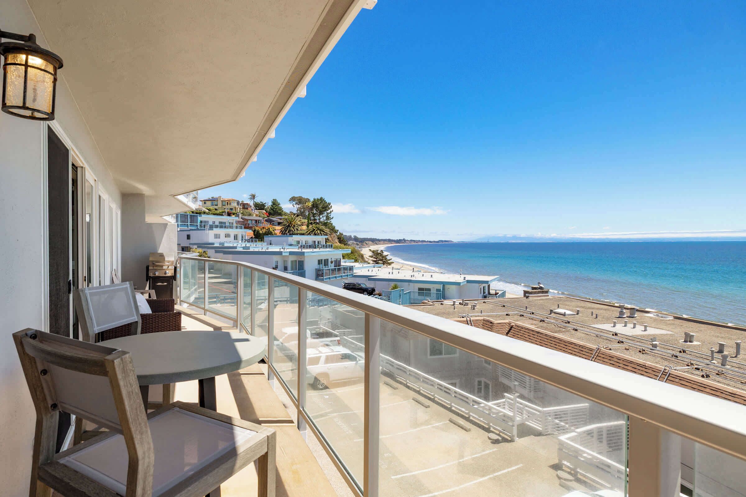 Ein Balkon mit Blick auf Strand und Meer.