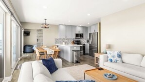 Un appartement moderne comprenant un salon, un coin repas et une cuisine.