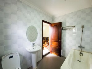 Deluxe-Doppelzimmer, Balkon, Stadtblick | Badezimmer