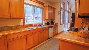 Coffee/tea maker, fridge, microwave, oven - Forest Meadow Cabin (Winthrop)