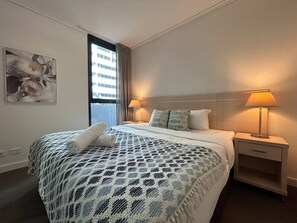 2 bedrooms, desk, iron/ironing board, WiFi