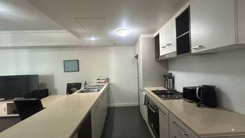 Jääkaappi, mikroaaltouuni, uuni, liesi