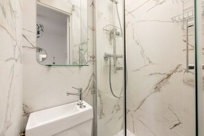 Chuveiro, secador de cabelo, toalhas de banho 