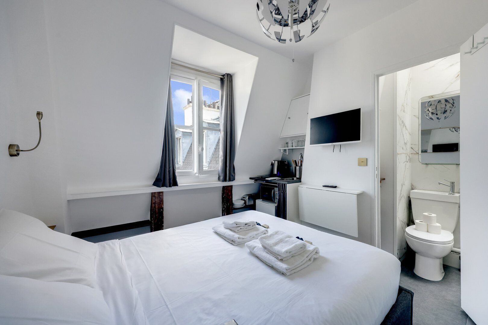 2 bedrooms, internet, bed sheets