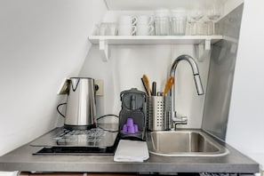 Réfrigérateur, micro-ondes, cafetière/bouilloire, grille-pain