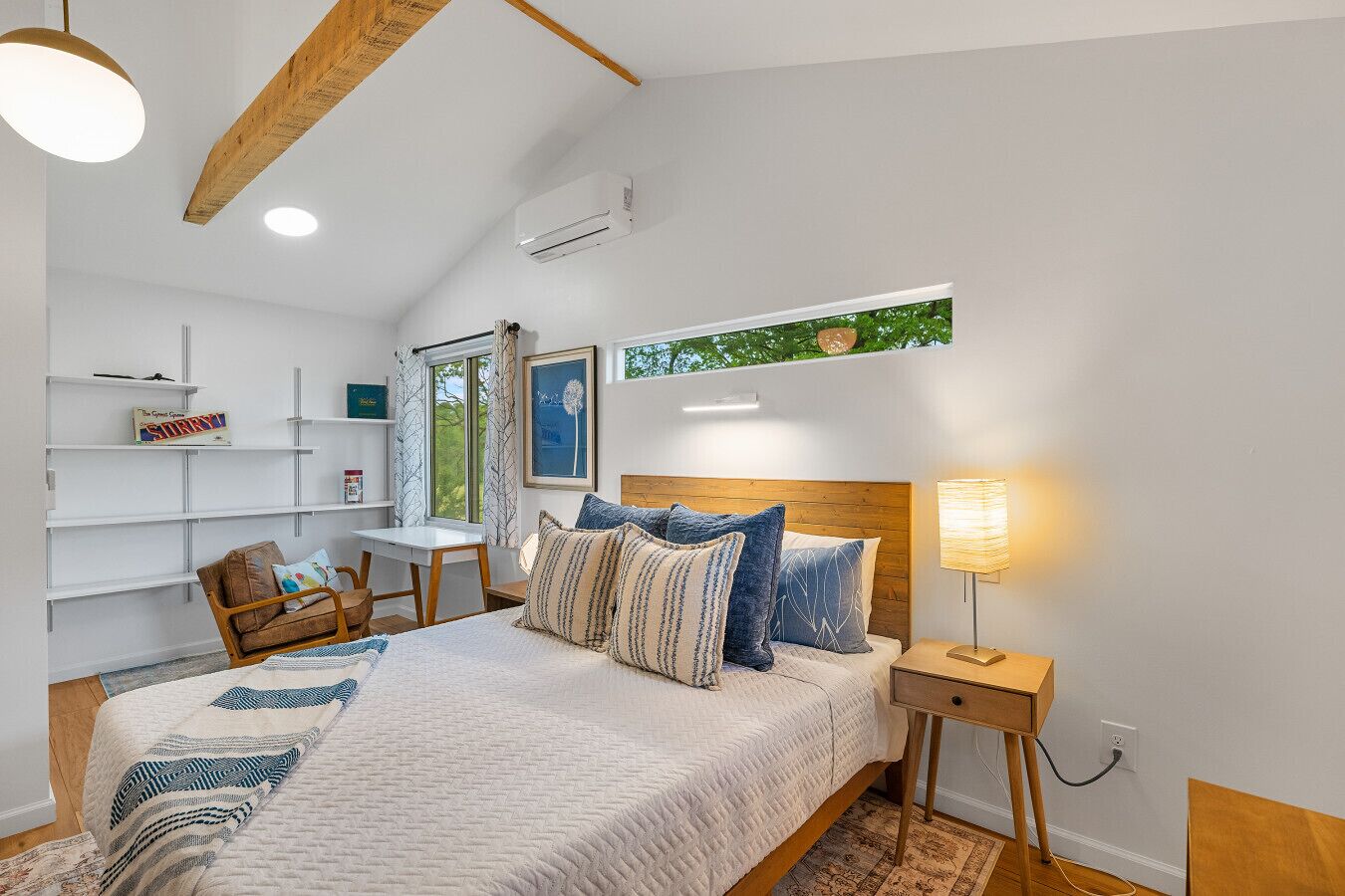 1 bedroom, desk, travel crib, WiFi