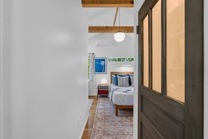 1 bedroom, desk, travel crib, WiFi - 1 BR Cottage less than 5mi to DT w/ Hot Tub Fenced Yard (Asheville)