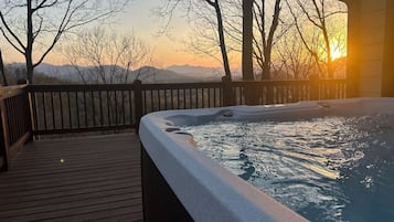 Banyera d'hidromassatge a l'aire lliure