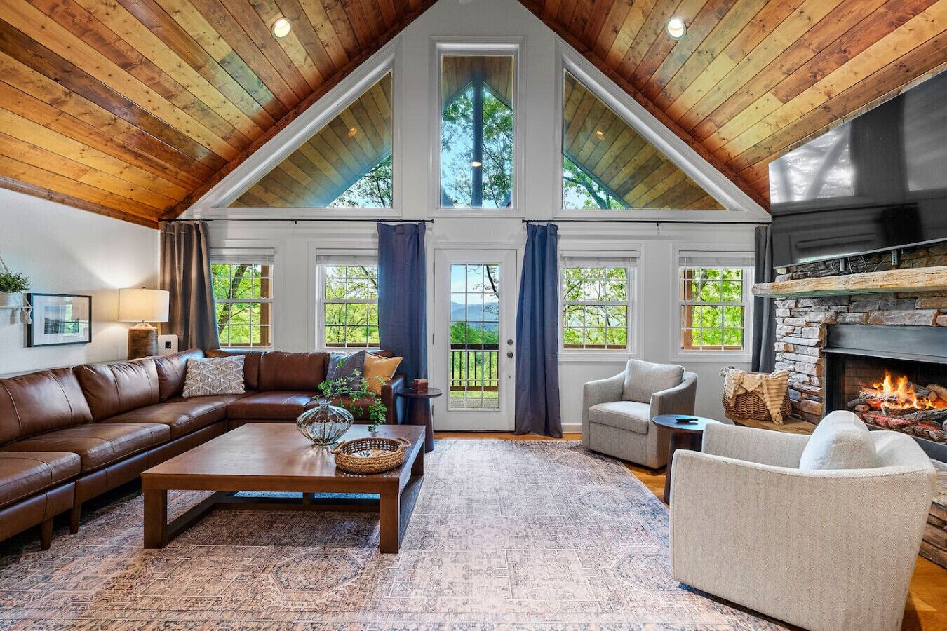 Fernseher, Kamin, Tischtennisplatte, Stereoanlage