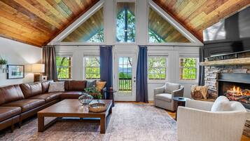 Télévision, cheminée, table de tennis de table, chaßne hi-fi