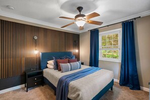 Een strijkplank/strijkijzer, reisbedje, gratis wifi, beddengoed