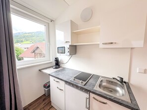 Refrigerador, microondas, utensilios de cocina