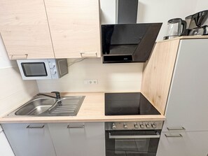Kühlschrank, Mikrowelle, Ofen, Geschirrspüler