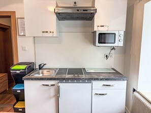 Refrigerador, microondas, utensilios de cocina