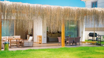 Villa Deluxe, vistas al patio | Baño | Secador de pelo, toallas, jabón y champú