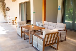 Vila Deluks, pemandangan halaman | Teras/patio