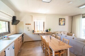 Deluxe-huvila, näköala pihalle | Yksityinen keittiö | Espressokone, kahvin-/teenkeitin, vedenkeitin