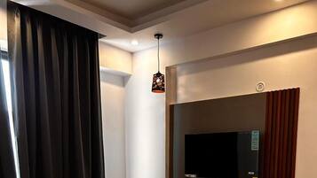 Comfort Room, City View | Living area