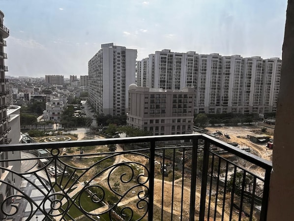 Comfort Room, City View | Living area