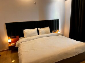 Comfort Room, City View | Living area