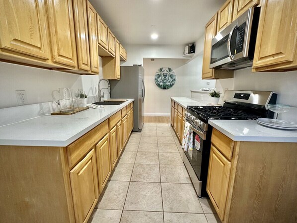 Refrigerador, microondas, horno y parrilla de estufa 