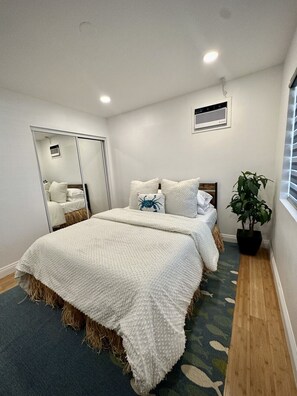 4 bedrooms, desk, iron/ironing board, free WiFi - Coastal Calm Casita is an oases with tranquility (Long Beach)