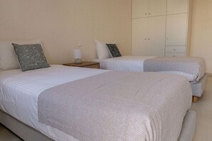2 habitaciones, tabla de planchar con plancha, wifi y ropa de cama 
